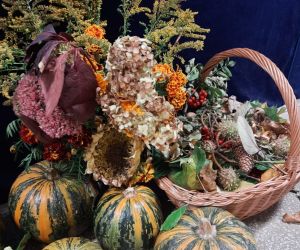 Jesienne kwiaty, warzywa i owoce przyniesione przez uczniów