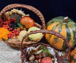 Dary jesieni w wiklinowych koszach
