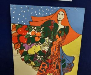 Gazetka ścienna na korytarzu szkolnym o tematyce jesiennej