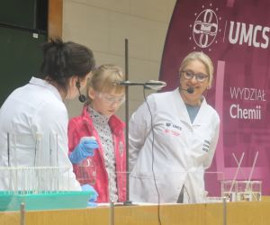 Uczennica naszej szkoły podczas doświadczenia chemicznego