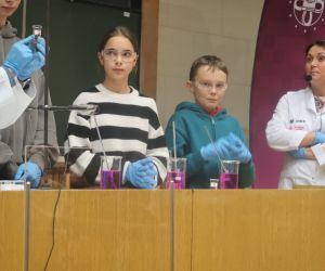 Nasi uczniowie badają odczyny roztworów