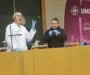 Jeden z naszych uczniów bada właściwości metali szlachetnych