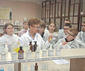 Uczniowie naszej szkoły podczas warsztatów chemicznych