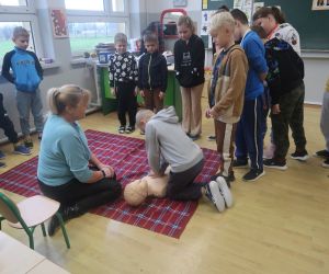 Dzieci wykonują resuscytacje na fantomie