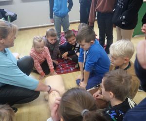 Pani pokazuje dzieciom fantom