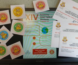  Plakat informujący o przyłączeniu się do akcji wraz z certyfikatami i plakietkami