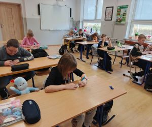  Uczniowie klasy 5 w czasie rozwiązywania zadań
