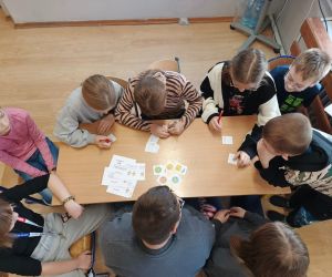 Uczniowie podczas sprawdzania prac
