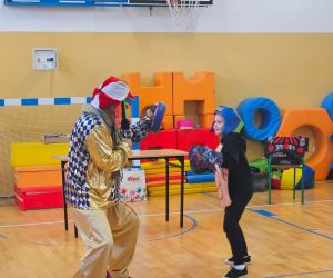 Chłopiec używa rękawic bokserskich