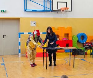  Pani składa spodnie na wieszak