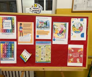 Gazetka na szkolnym korytarzu 