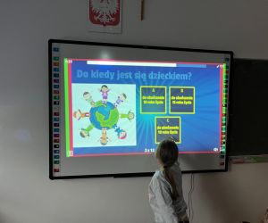 Uczennica gra w grę edukacyjną