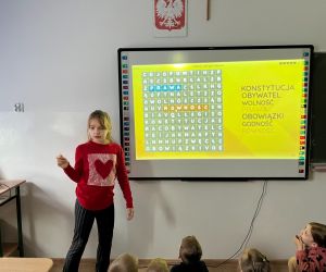 Uczennica rozwiązuje wykreślankę online