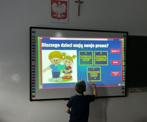 Uczeń gra w grę edukacyjną