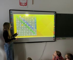 Uczennica gra w grę edukacyjną