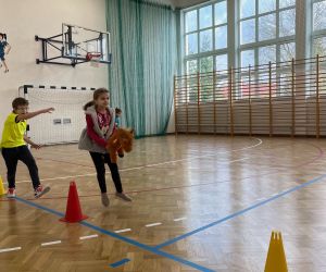 Uczniowie podczas zabaw ruchowych