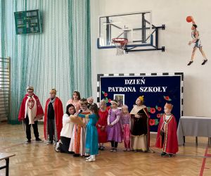 Uczeń przebrany za Chrobrego odczytuje list skierowany do społeczności szkolnej