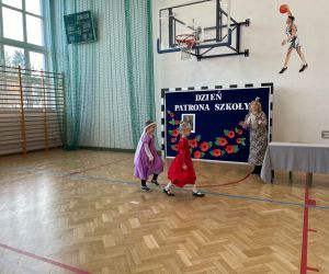 Uczennice prezentują stroje z dawnych lat