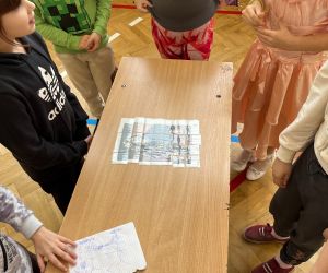 Uczniowie układają puzzle z wizerunkiem Bolesława Chrobrego