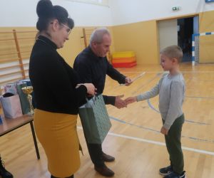 Drugoklasista odbiera nagrodę