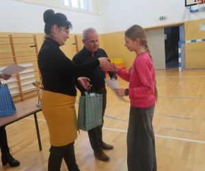 Dyrektor wręcza dyplom