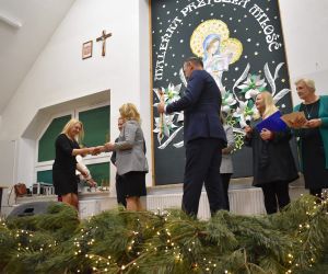 Grupa osób na scenie wewnątrz budynku. Odbiór statuetek, laureaci Konkursu.