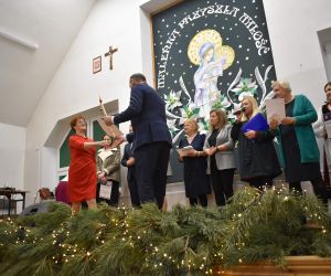 Grupa osób na scenie wewnątrz budynku. Odbiór statuetek, laureaci Konkursu.