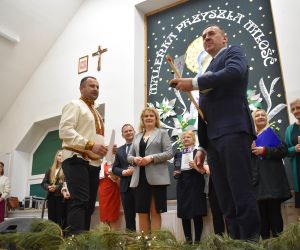 Grupa osób na scenie wewnątrz budynku. Odbiór statuetek, laureaci Konkursu.